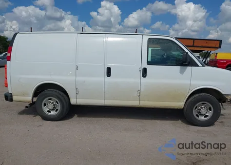 2018 Chevrolet Express 2500 Work Van z USA, uszkodzony, nr VIN 1GCWGAFPXJ1173441